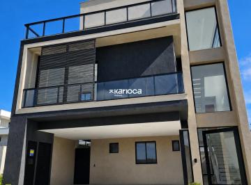 Casa · 430m² · 5 Quartos · 2 Vagas · Casa triplex com 430m 5 quartos sendo 4 suítes no Recreio dos Bandeirantes