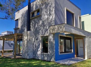 Casa · 117m² · 3 Quartos · 1 Vaga · Sobrado novo à venda em Garopaba – Bairro Ferraz