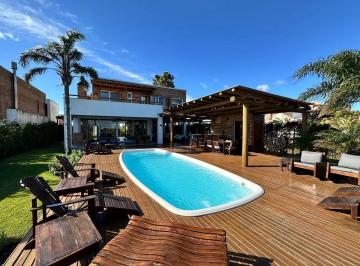 Casa · 450m² · 4 Quartos · 2 Vagas · Exclusividade, sofisticação e uma vista privilegiada à beira do rio no Condomínio Golden River