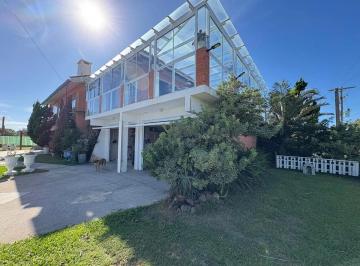 Casa · 225m² · 4 Quartos · 2 Vagas · Linda residência de esquina à venda em Albatroz – apenas 100 metros do mar!