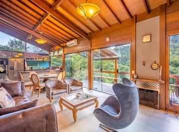 Casa · 400m² · 3 Quartos · 5 Vagas · Casa com 3 quartos em Araras, Petrópolis
