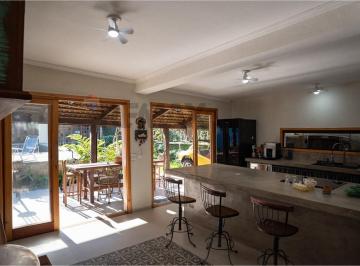 Casa · 220m² · 4 Quartos · 4 Vagas · Casa No Centro Pereque
