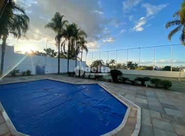 NULL · Casa residencial com 4 suítes, disponível para locação no bairro Jardim Karaíba em Uberlândia-MG.