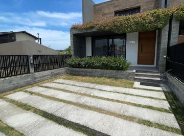 Casa · 133m² · 3 Quartos · 2 Vagas · Casa em Garopaba no bairro Ferraz