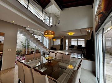 Casa de 3 quartos, Mogi das Cruzes · Casa de 400 m² com 3 quartos(3 suítes) à venda na Vila Oliveira