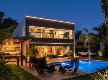Foto 01 · Casa de Luxo em Condomínio: 5 Quartos, 5 Suítes, 3 Salas, 8 Vagas em Catu de Abrantes - Camaçari-BA