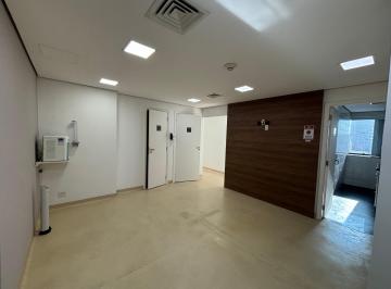 Andar alto, vista privilegiada
armarios embutidos, iluminaçao natural por janela · dois conjuntos comerciais conjugados