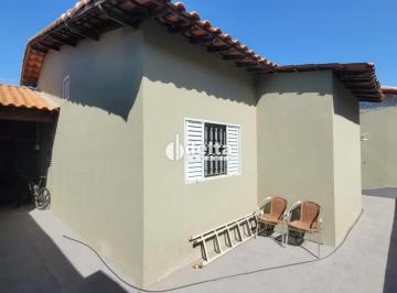 Casa · 250m² · 3 Quartos · 2 Vagas · Casa disponível para locação no bairro Laranjeiras em Uberlândia MG