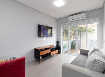 Casa · 65m² · 2 Quartos · 1 Vaga · Casa térrea reformada com 2 dormitórios, pátio e garagem no bairro Glória