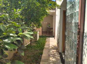 Casa de 3 quartos, Niterói · Refúgio Tranquilo a 10 Minutos da Praia, com Mercado e Farmácia ao Lado