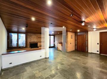 Localizada em São Paulo, esta espaçosa casa oferece um ambiente confortável e be · Casa à Venda - Moema, 4 Quartos, 300 m2