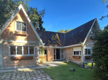 Casa en Venda de 6 quartos Jardim Embaixador · Duas Belíssimas Casas a Apenas 2 km do Capivari - Excelente Oportunidade de Investimento.