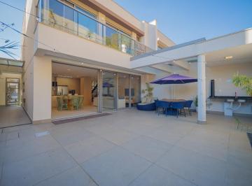 7f452fcd-9eca-4e88-96dc-a62b0fb2b4b3 · Confortável casa em condomínio para venda com 3 quartos, sendo 3 suítes, 200m²