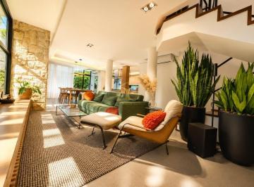 Casa · 240m² · 3 Quartos · 2 Vagas · Casa em Condomínio Fechado no Bairro Glória.