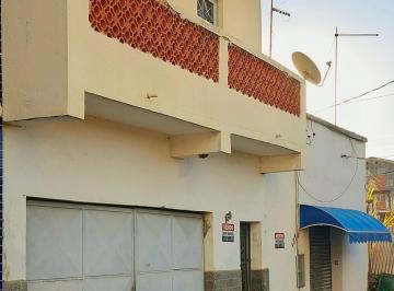 Casa de 2 quartos, Aparecida · Sobrado com 2 pontos comerciais no Centro de Aparecida/SP –