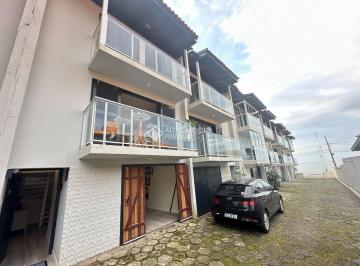 Casa · 112m² · 2 Quartos · 1 Vaga · Casa triplex a venda, quadra mar praia de cabeçudas em Itajaí-SC.