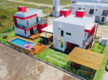 Casa · 260m² · 9 Quartos · 2 Vagas · Village e Casa no Condominío