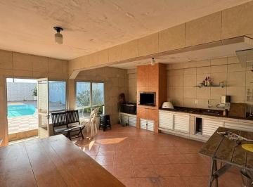 2d7a303c4dcaa9368c0fd8c0aa62a4c807637537 · Casa pé na Areia para alugar com 3 quartos em Florianópolis.