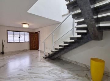 Casa de 3 quartos, São Paulo · Sobrado reformado para venda com 3 suítes ao lado do Shopping Raposo.