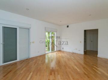 Casa de 4 quartos, Barueri · OTIMA OPORTUNIDADE NO BAIRRO ALPHAVILLE