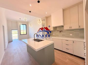 Casa · 200m² · 3 Quartos · 2 Vagas · Casa no condomínio Reserva dos Ipês em Boituva, c/ 3 quartos-5min do centro