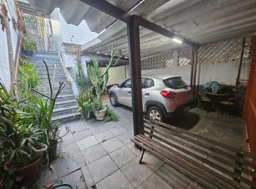 Entrada e garagem · Casa para aluguel e venda. Ótima localização, ao lado de parque e metrô