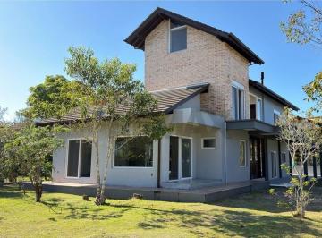 Casa de 4 quartos, Imbituba · Casa em Condomínio Fechado 4 quartos, 2 suítes, 236m² com 5 vagas em Imbituba SC