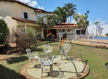Casa de 5 quartos, Brasília · 4 Quartos com armários, sendo 1 suíte com closet, varanda, financiamento e fgts, permuta