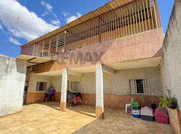 Casa · 242m² · 6 Quartos · 4 Vagas · SOBRADDO COM 5 QUARTOS + KIT INDEPENDENTE NO RECANTO DAS EMAS/DF | EXCELENTE PARA MORAR OU INVESTIR!