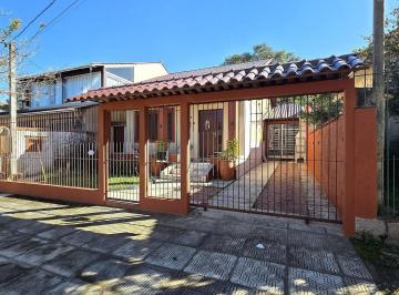 Casa · 166m² · 3 Quartos · 2 Vagas · Casa térrea totalmente reformada, com 3 dormitórios, sendo 2 suítes e 2 vagas de
