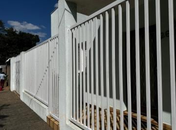 Fachada · Casa à Venda no Jardim Paris - 3 Dormitórios, 1 Suíte, 2 Vagas de Garagem, 137m² - Imperdível!
