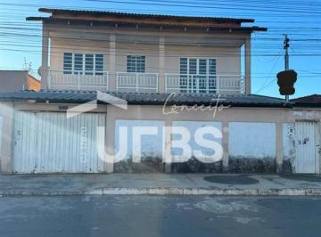 Casa · 248m² · 4 Quartos · 4 Vagas · Sobrado de Construção Robusta: 4 Quartos e 4 Vagas no Setor Garavelo-B, Goiânia