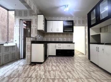Cozinha com armários · Apartamento à venda | 2 dormitórios | 77 m² privativos | Bom Fim | Em frente à R