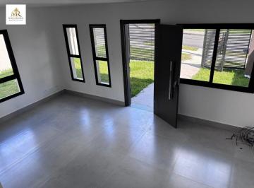 Casa · 131m² · 3 Quartos · 2 Vagas · SOBRADO NO CAPÃO RASO A VENDA.