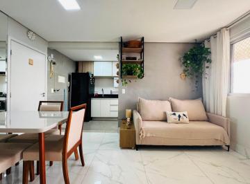 Apartamento de 2 quartos, Samambaia · Apartamento 2 quartos, reformado, vista livre, andar alto, próximo ao metrô. Samambaia Sul.