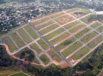 DESCRIÇÃO COMPLETA: IMÓVEL: Um lote de terreno sob nº 30 da quadra "26" do lotea · LOTE DE TERRENO DE 157,61 m² – LOTE 30, QUADRA 26, LOTEAMENTO PORTAL DO LAGO – BAIRRO DO SAPÉ – CAÇA