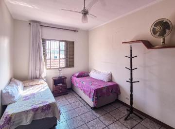04536ff8-8d0b-4453-b43e-d609148a92d2 · Versátil casa para venda em Parque Novo Mundo com 5 quartos, sendo 2 suítes, 275m²