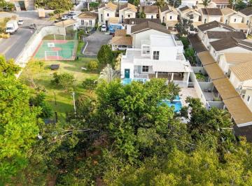 f52b970d-8a1e-4886-9fc2-c7171e33eb0a · Casa no condomínio Villa Campolim para venda com 3 quartos, sendo 3 suítes, 180m²