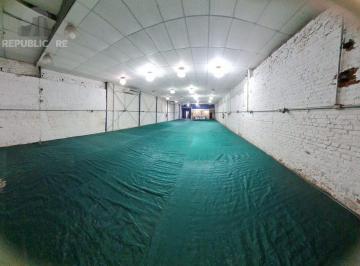 Comercial · 452m² · 4 Quartos · 1 Vaga · Espaço amplo, banheiros e garagem no Bairro Floresta
