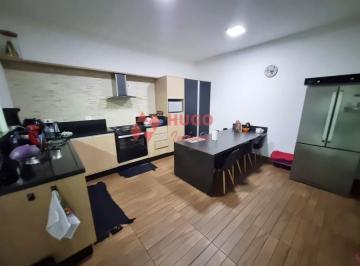 Casa · 200m² · 3 Quartos · 7 Vagas · Casa à Venda em São José dos Campos-SP: 3 Quartos, 1 Suíte, 2 Salas, 2 Banheiros, 7 Vagas de Garagem