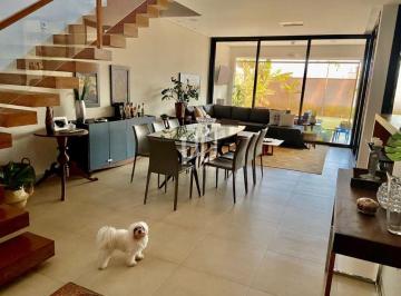 Casa · 220m² · 3 Quartos · 4 Vagas · Casa de Condomínio para venda em Horto de 220.00m² com 3 Quartos, 3 Suites e 4 Garagens