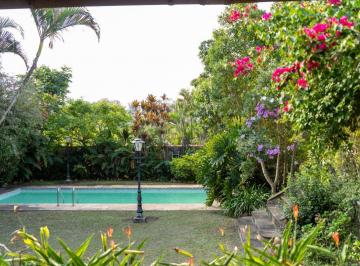 fa769094-b5b6-4738-9ce4-32c353416d22 · Deslumbrante sobrado para venda em Jardim Riviera com 5 quartos, sendo 1 suíte, 255m²