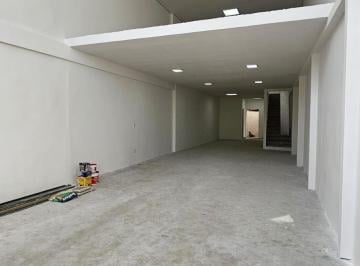 Comercial · 194m² · 2 Quartos · 2 Vagas · Loja com 194 m² de área privativa, distribuída em 122 m² no térreo e 83 m² de me