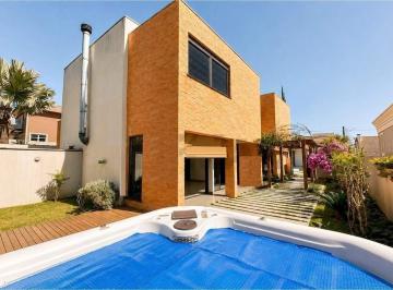 Casa · 330m² · 6 Vagas · Casa com Elevador Interno, 4 Dormitórios, Área Gourmet e Jacuzzi Aquecida