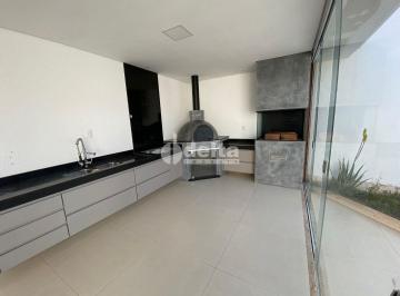 Casa · 260m² · 3 Quartos · 3 Vagas · Casa disponível para locação no bairro Jardim Karaíba em Uberlândia-MG