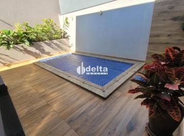 Casa · 370m² · 3 Quartos · 4 Vagas · Casa alto padrão com 3 suítes disponível para venda em Uberlândia-MG