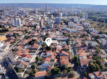 Casa · 130m² · 2 Quartos · 3 Vagas · Casa com lote grande bem localizada