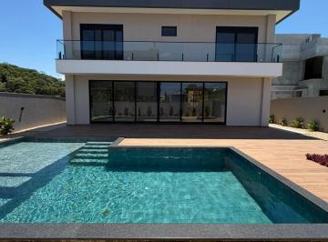 Casa · 411m² · 4 Quartos · 4 Vagas · Casa com 411m2 no Condomínio Caledônia em Camboriú.