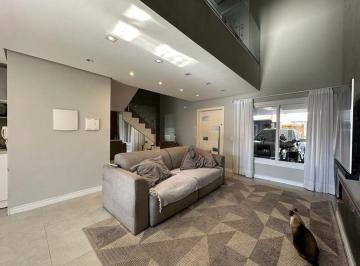 Casa · 231m² · 3 Quartos · 3 Vagas · Casa em condomínio com 3 dormitórios, suíte master, espaço gourmet com piscina.