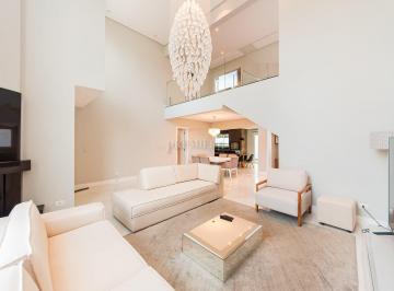 Casa · 244m² · 3 Quartos · 4 Vagas · Casa mobiliada com 3 suítes para alugar em